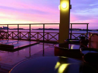 Reclined bath with a panoramic view of the lagoon